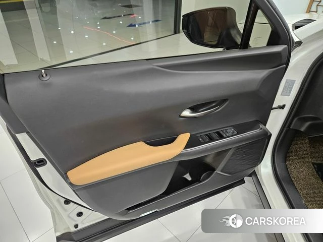 Lexus UX300h 2025 Жемчужный цвет из Кореи, фото 5