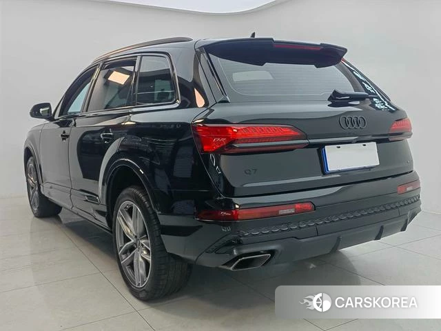 Audi Q7 2025 Черный из Китая, фото 5
