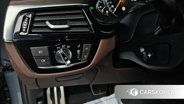 BMW 5 Series (G30) 2018 Светло-серебряный цвет из Кореи, фото 5