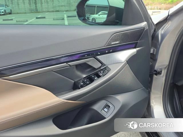BMW 5 Series (G60) 2025 Цвет тростника из Кореи, фото 5