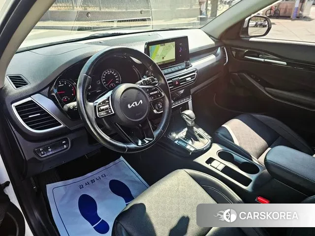 Kia Seltos 2022 Белый из Кореи, фото 5