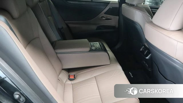 Lexus ES300h 7th generation 2025 Черный двухцветный из Кореи, фото 5