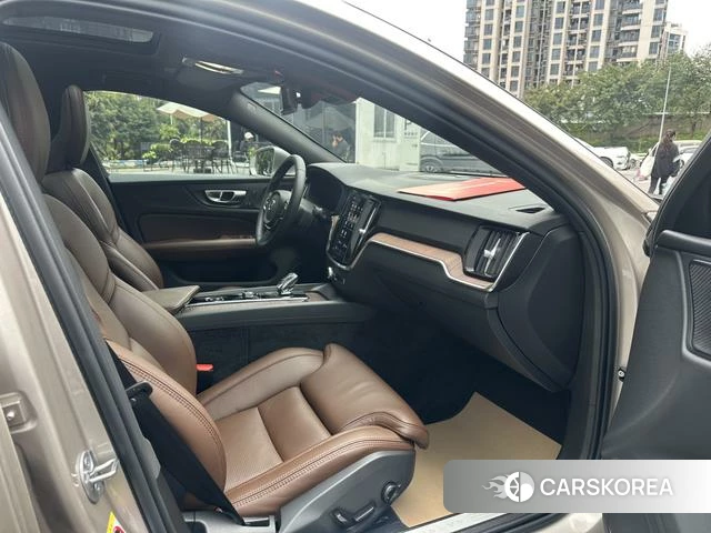 Volvo S60 2023 Шампань из Китая, фото 5