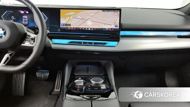 BMW 5 Series (G60) 2025 Светло-серебряный цвет из Кореи, фото 5