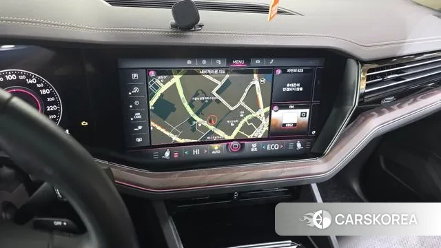 Volkswagen Touareg 3rd generation 2023 Белый из Кореи, фото 5