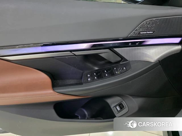 BMW 5 Series (G60) 2024 Серебристо-серый из Кореи, фото 5