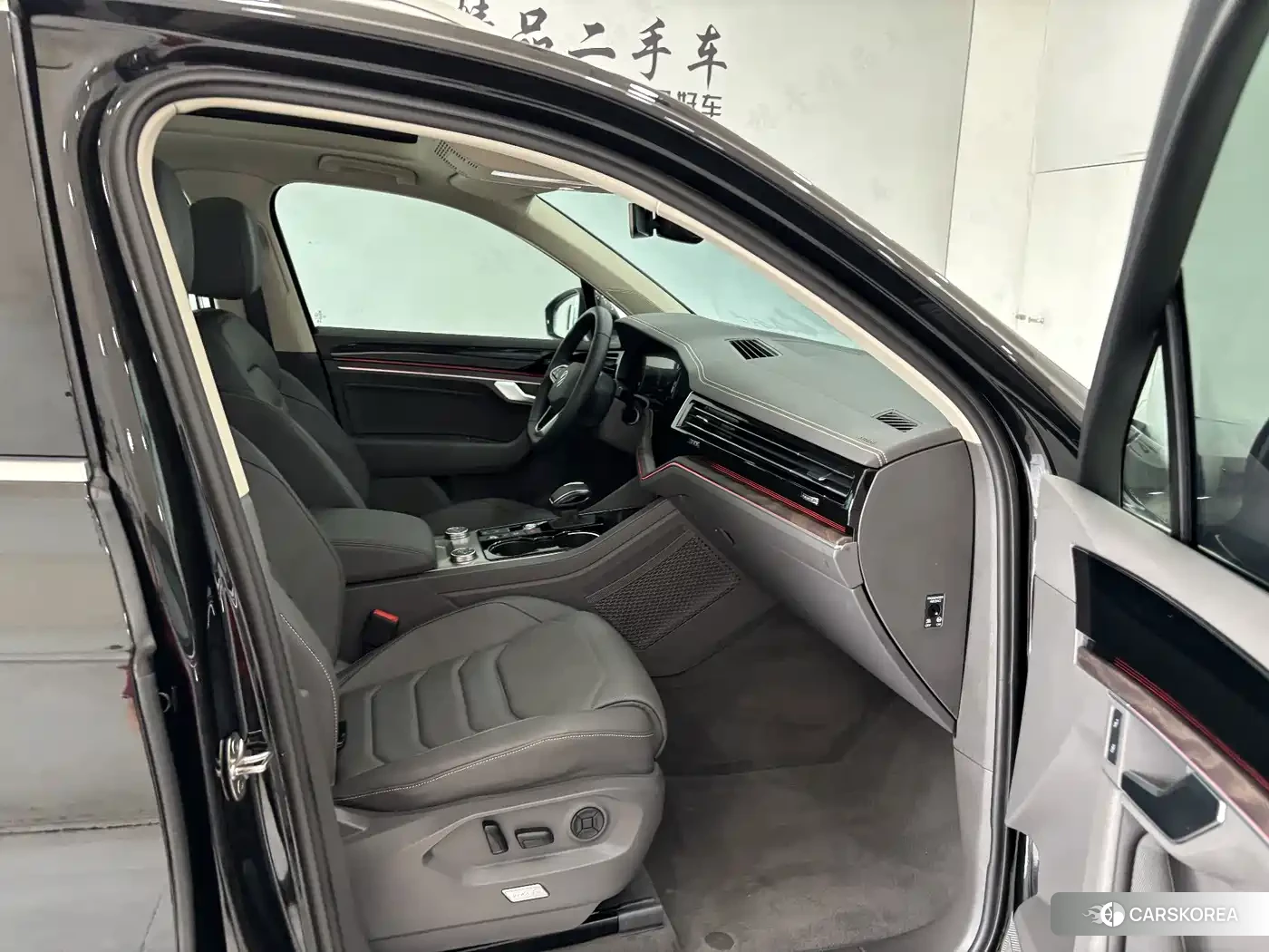 Volkswagen Touareg 2025 Черный из Китая, фото 5