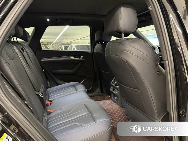 Audi Q5L 2023 Темно-серый из Китая, фото 5