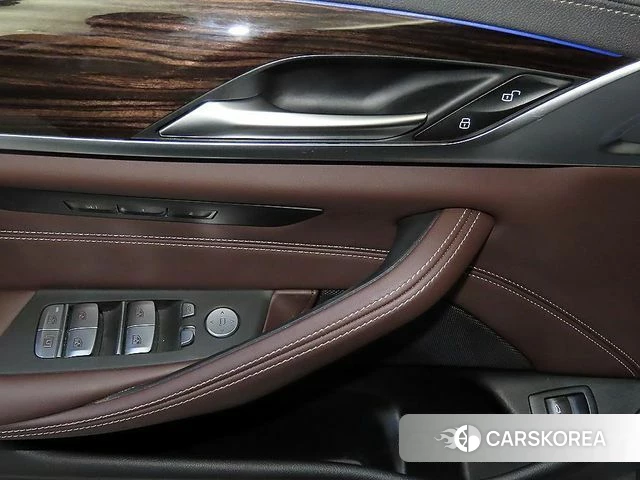 BMW 5 Series (G30) 2023 Серебристо-серый из Кореи, фото 5