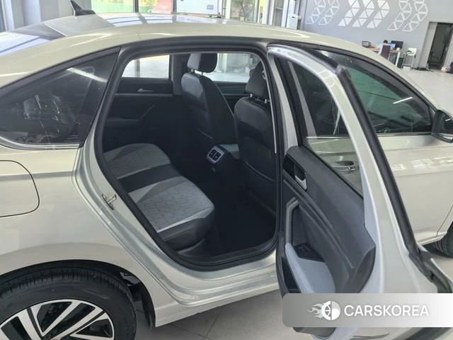 Volkswagen Lavida 2023 Серебристо-серый из Китая, фото 5