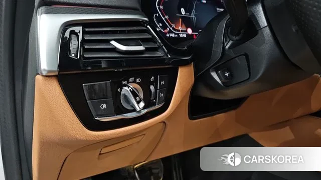 BMW 5 Series (G30) 2023 Белый из Кореи, фото 5