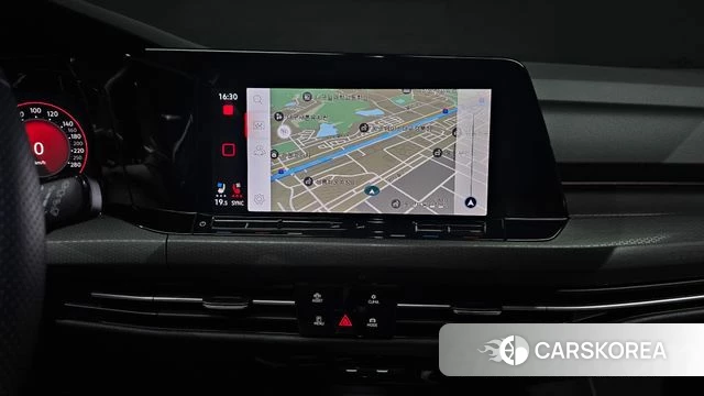 Volkswagen Golf 8th Generation 2023 Белый из Кореи, фото 5