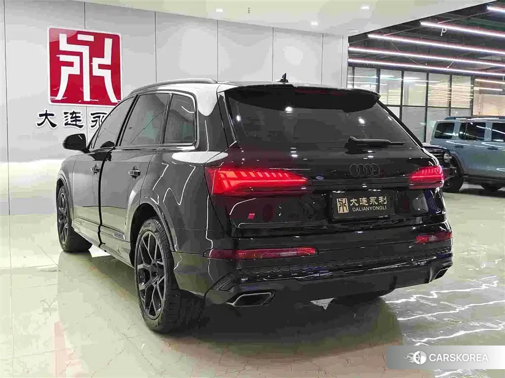 Audi Q7 2025 Черный из Китая, фото 5