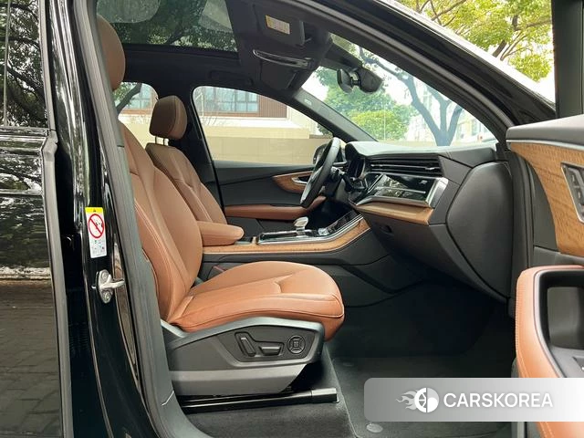 Audi Q7 2023 Черный из Китая, фото 5