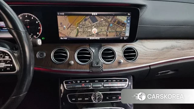 Mercedes-Benz E-Class W213 2018 Белый из Кореи, фото 5