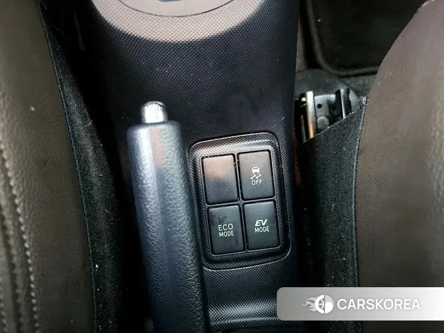 Toyota Prius C 2018 Жемчужный цвет из Кореи, фото 5