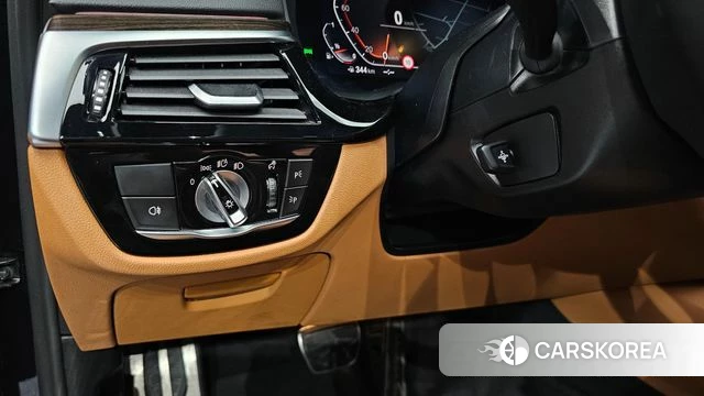 BMW 5 Series (G30) 2021 Синий из Кореи, фото 5