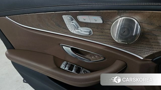 Mercedes-Benz E-Class W213 2023 Черный из Кореи, фото 5