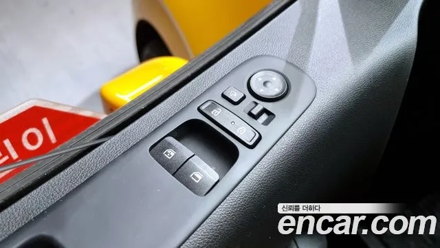 Hyundai Staria 2023 Желтый из Кореи, фото 5