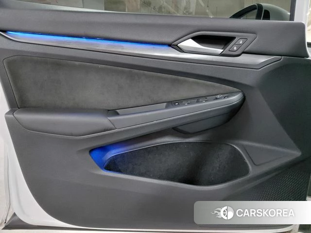 Volkswagen Golf 8th Generation 2023 Белый из Кореи, фото 4