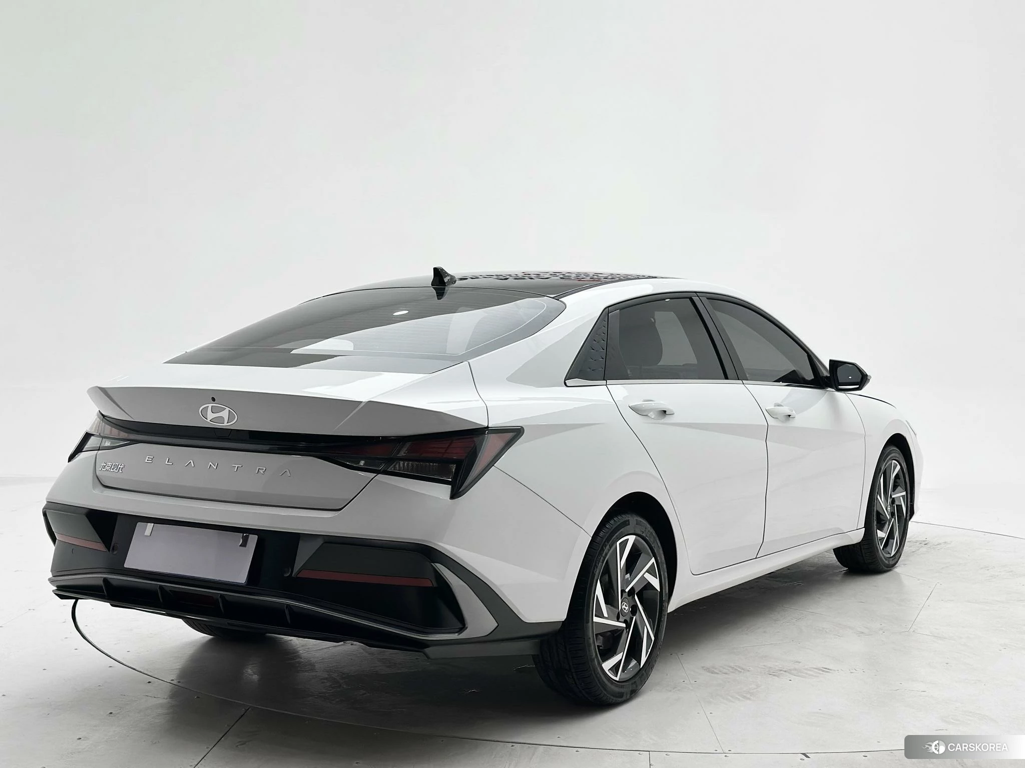 Hyundai Elantra 2023 Белый из Китая, фото 5