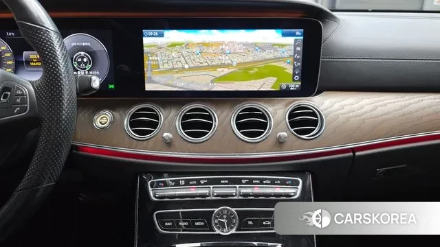 Mercedes-Benz E-Class W213 2018 Белый из Кореи, фото 5