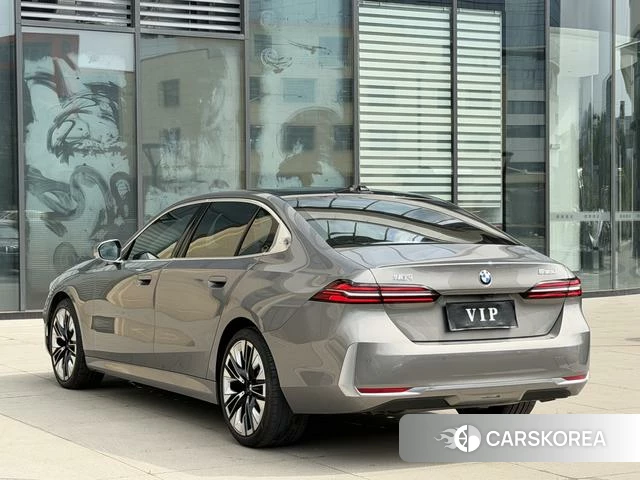 BMW 5 series 2024 Серебристо-серый из Китая, фото 5