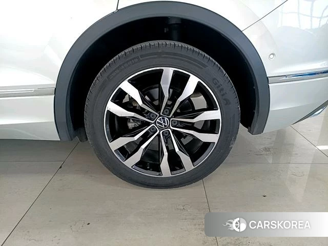 Volkswagen Tiguan L 2021 Серебристо-серый из Китая, фото 5