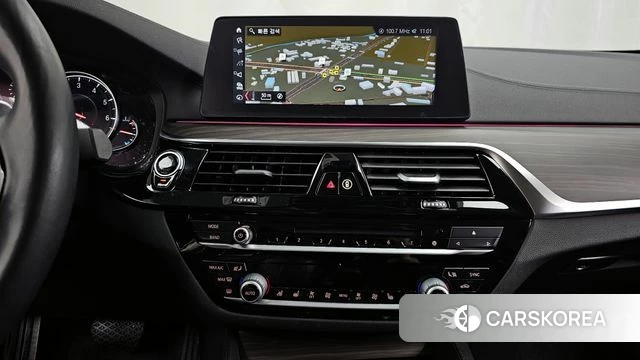 BMW 5 Series (G30) 2018 Белый из Кореи, фото 5