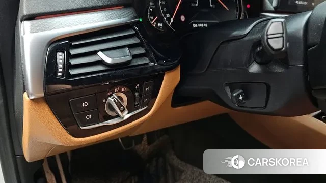 BMW 5 Series (G30) 2018 Белый из Кореи, фото 5