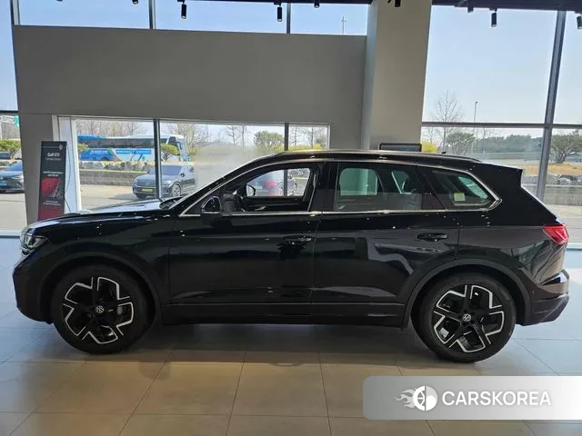 Volkswagen Touareg 3rd generation 2024 Черный из Кореи, фото 5