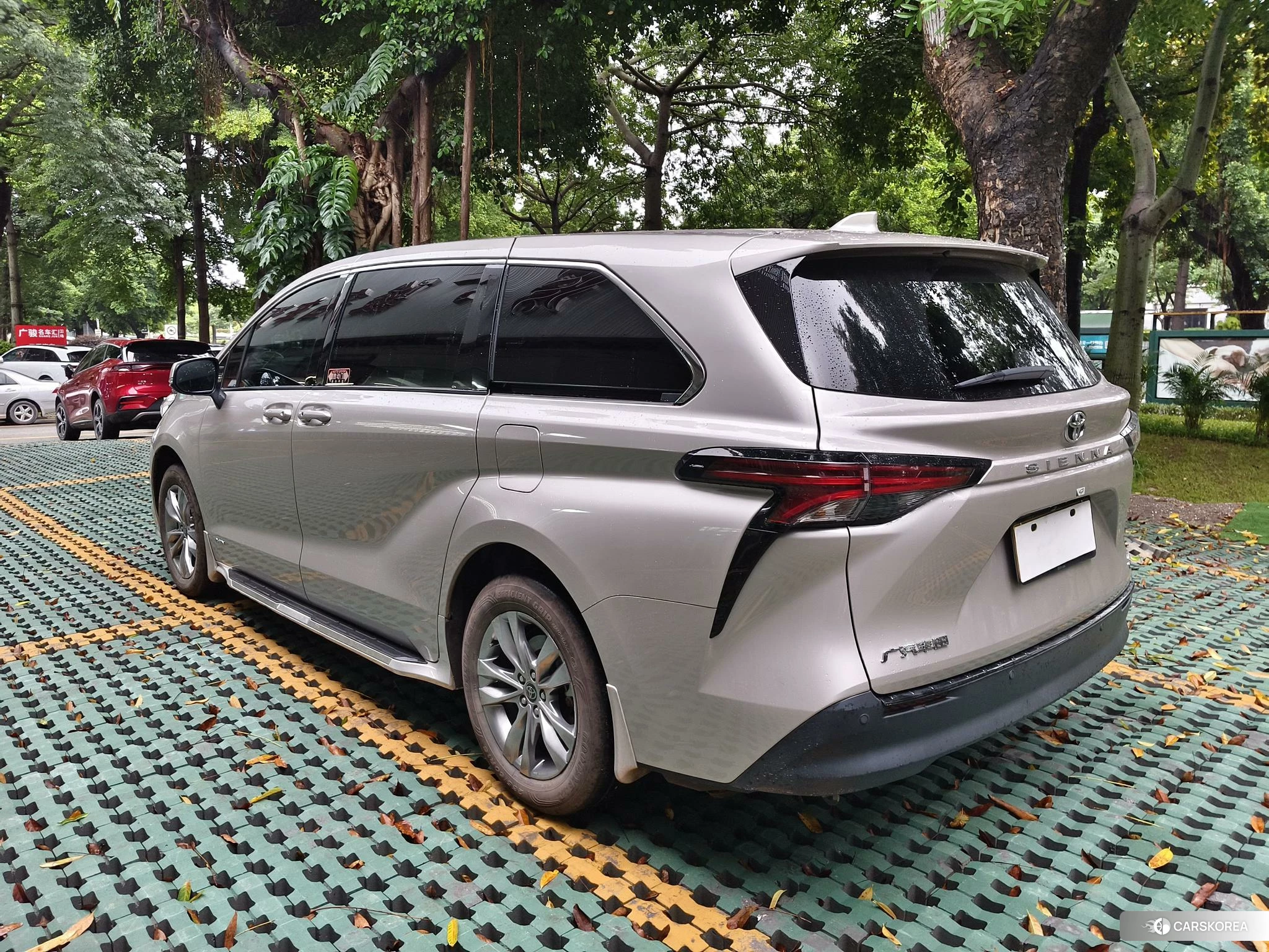 Toyota Saina 2024 Шампань из Китая, фото 5