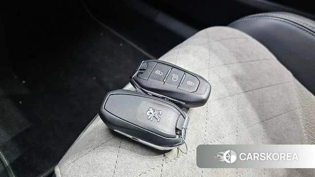 Peugeot e-2008 second generation 2020 Оранжевый из Кореи, фото 5