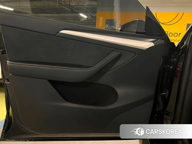 Tesla Model Y 2023 Черный из Кореи, фото 5