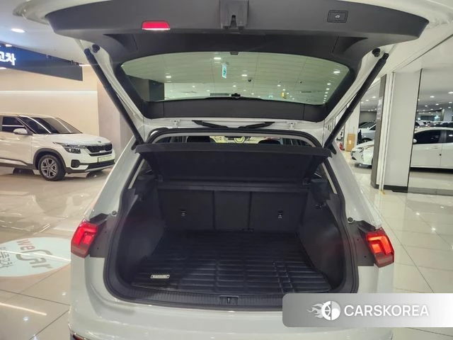 Volkswagen Tiguan second Generation 2023 Белый из Кореи, фото 5