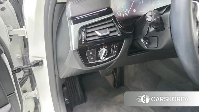 BMW 5 Series (G30) 2019 Белый из Кореи, фото 5