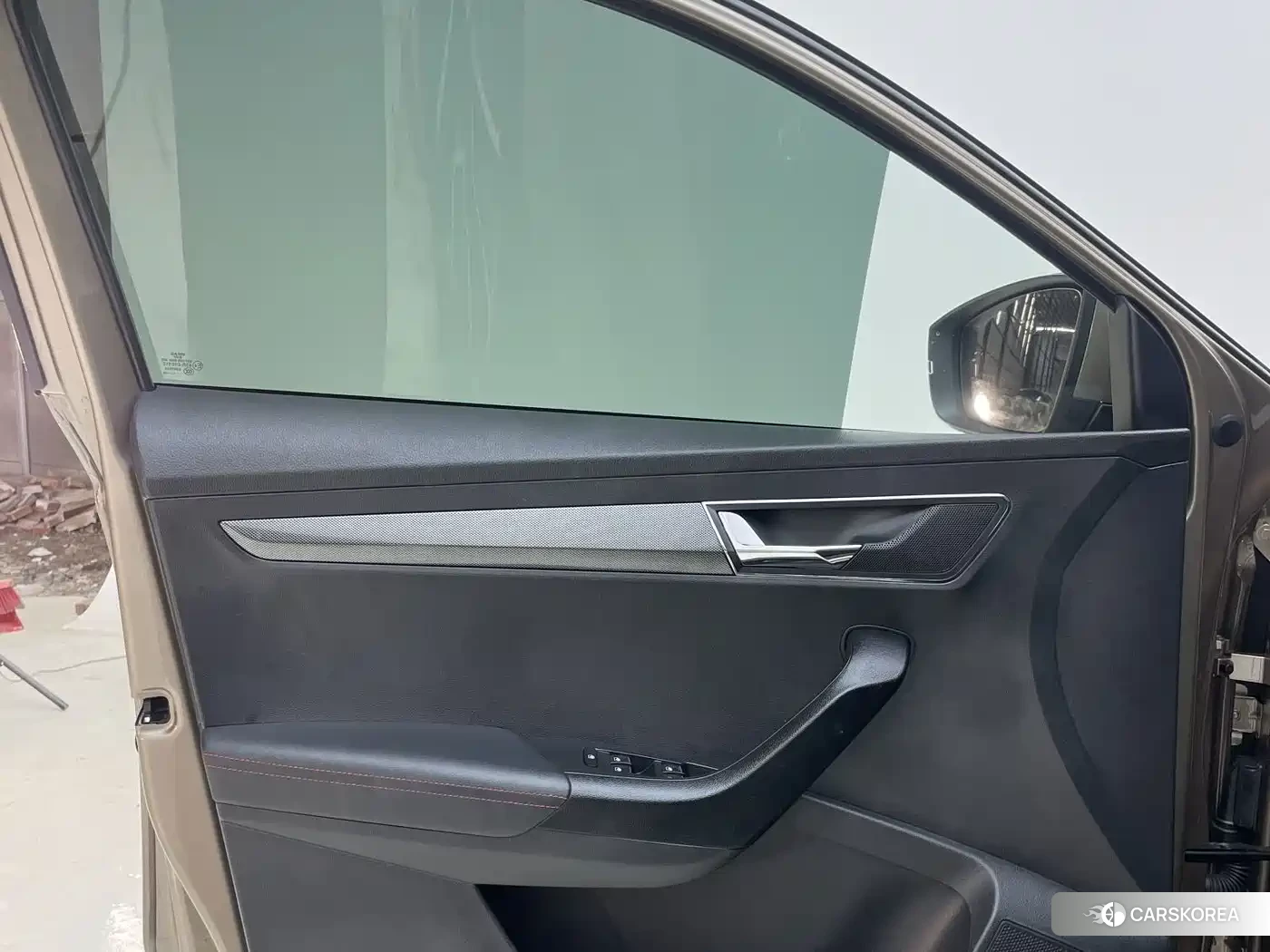 Skoda Karoq 2023 Champagne/brown из Китая, фото 5