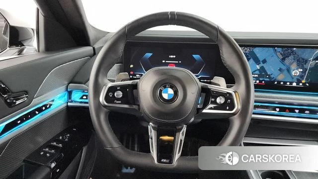 BMW 7 Series (G70) 2023 Светло-серебряный цвет из Кореи, фото 5