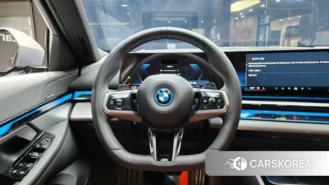 BMW 5 Series (G60) 2025 Серый из Кореи, фото 5