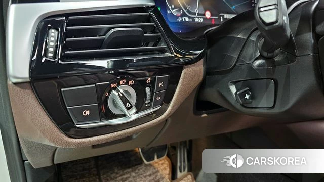 BMW 5 Series (G30) 2022 Белый из Кореи, фото 5