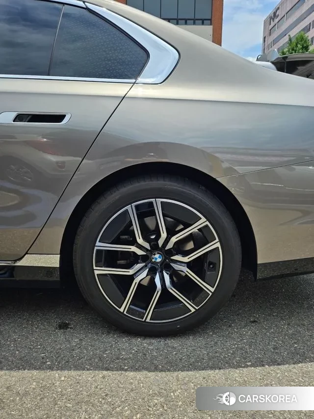 BMW 7 Series (G70) 2025 Серебристо-серый из Кореи, фото 5