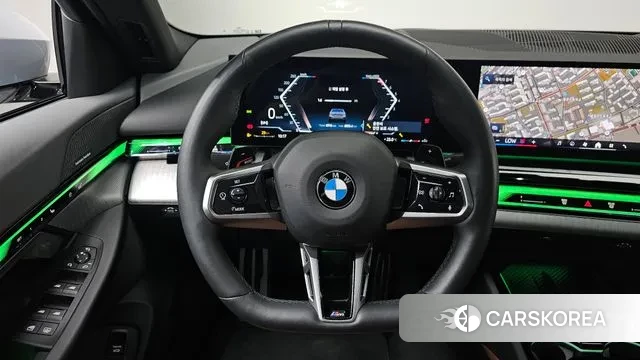 BMW 5 Series (G60) 2023 Светло-серебряный цвет из Кореи, фото 5