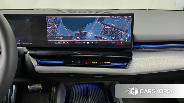 BMW 5 Series (G60) 2024 Серебристо-серый из Кореи, фото 5