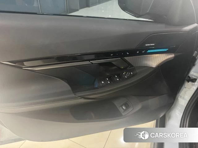BMW 5 Series (G60) 2024 Светло-серебряный цвет из Кореи, фото 5