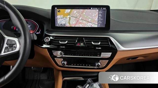 BMW 5 Series (G30) 2023 Белый из Кореи, фото 5