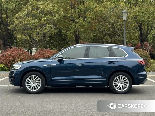 Volkswagen Touareg 2023 Синий из Китая, фото 5