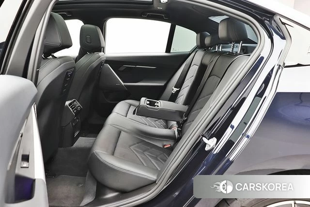 BMW 5 Series (G60) 2023 Черный двухцветный из Кореи, фото 5