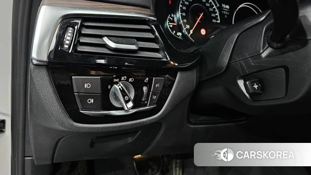 BMW 5 Series (G30) 2018 Белый из Кореи, фото 5