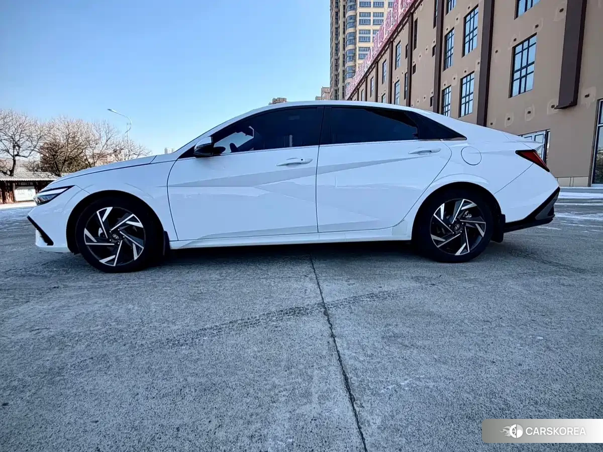 Hyundai Elantra 2023 Белый из Китая, фото 5