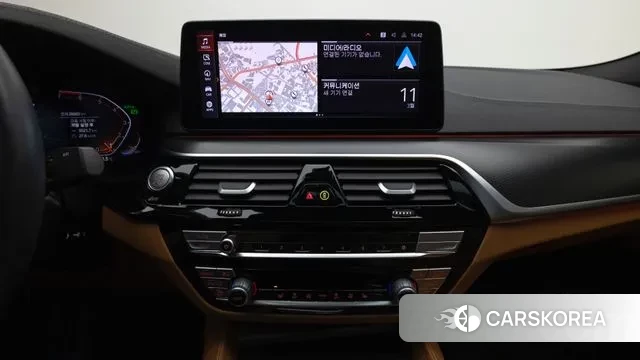 BMW 5 Series (G30) 2023 Белый из Кореи, фото 5